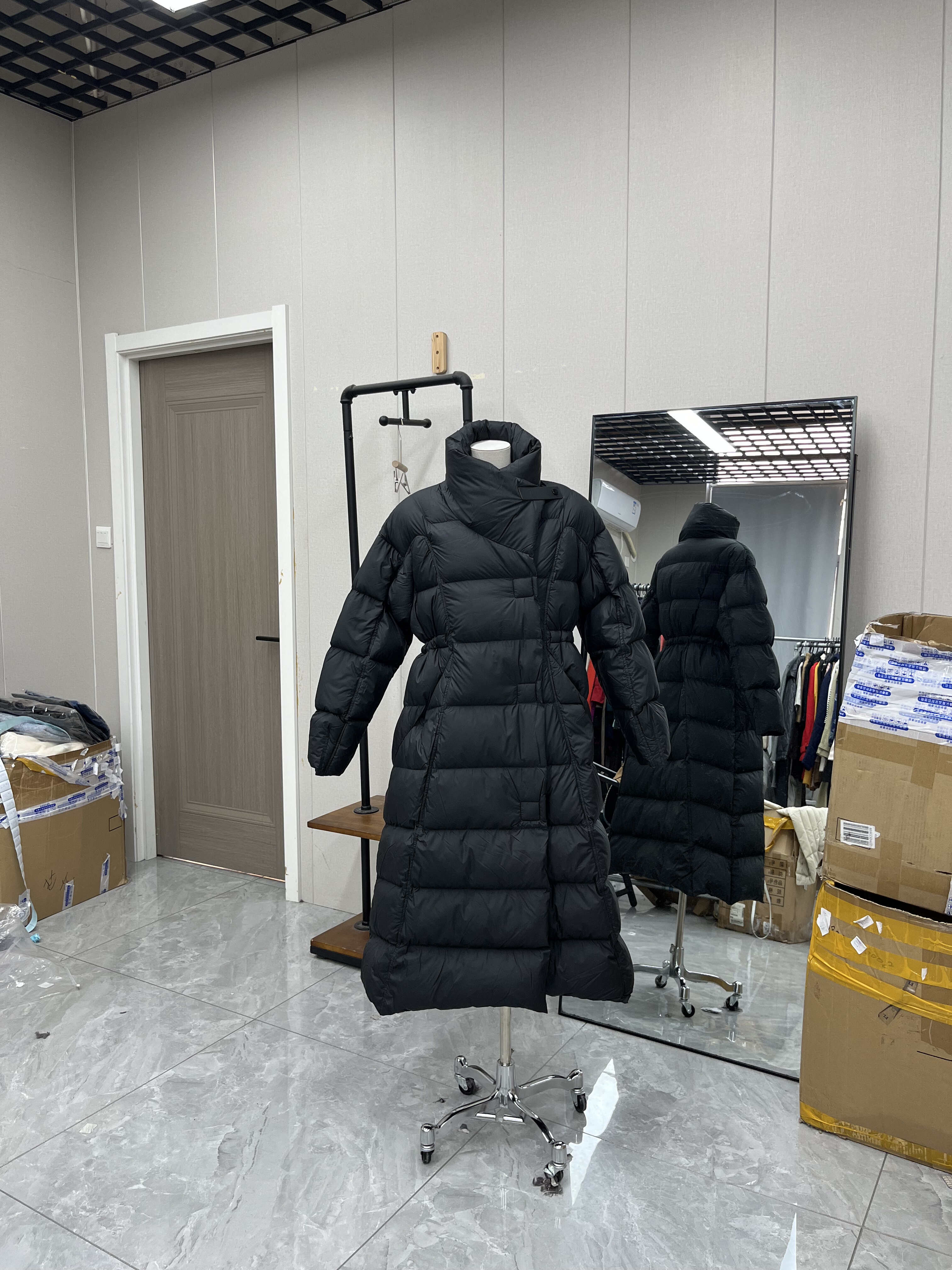 高领长款黑色气质可收腰按扣设计羽绒服一件过冬泡芙