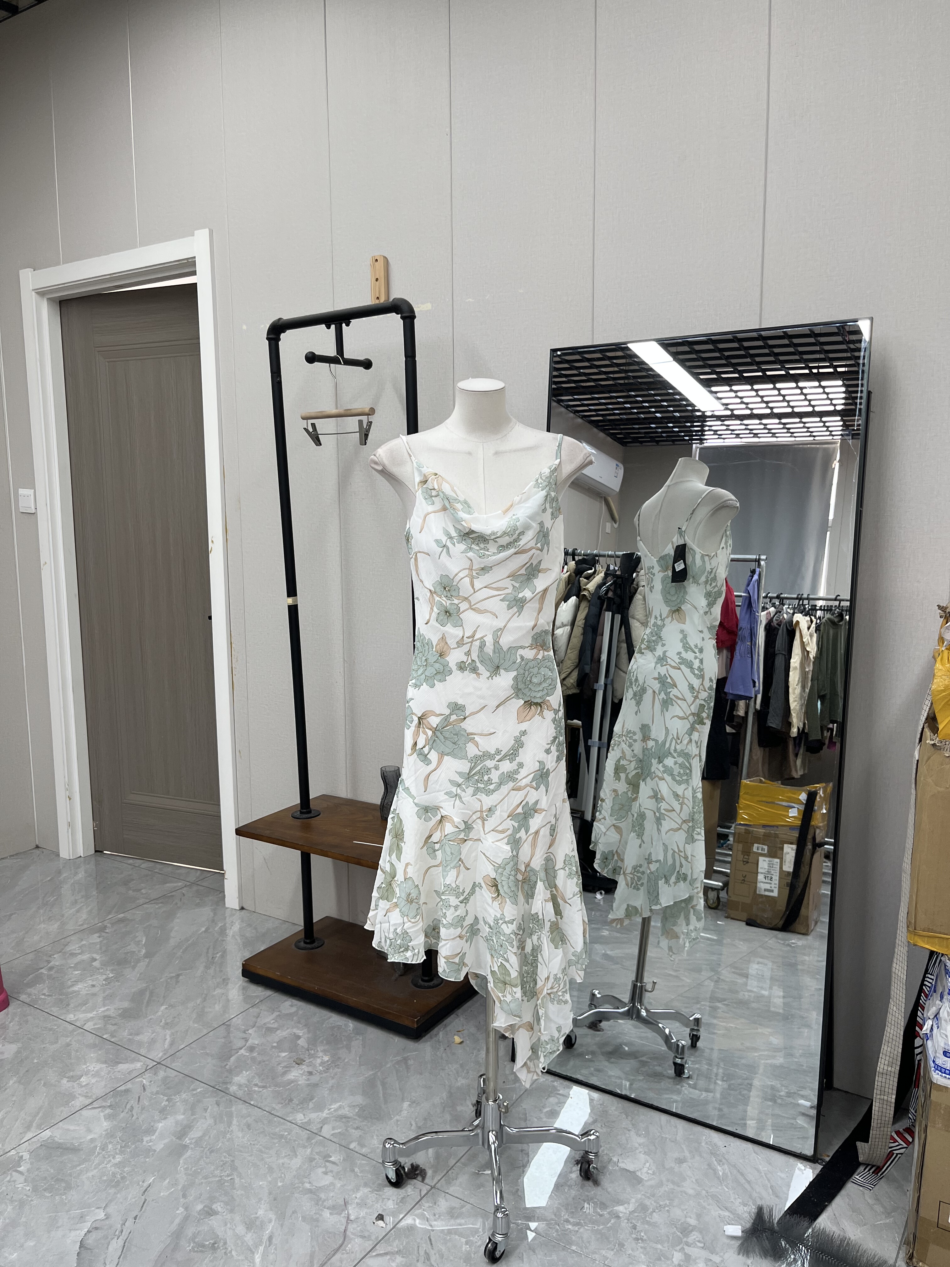 雪纺荡荡领高级修身微弹力复古吊带连衣裙不规则下摆