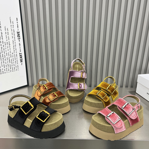 丝绒皮带扣露趾凉鞋女2026新款8cm厚底松糕一字扣带休闲罗马凉鞋