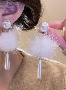 白色毛球耳环2026新款爆款高级感小众设计超仙耳钉轻奢时尚耳饰女