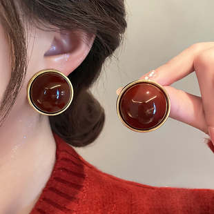 酒红色简约圆形复古珍珠耳环高级感气质显白耳钉轻奢港风耳饰女