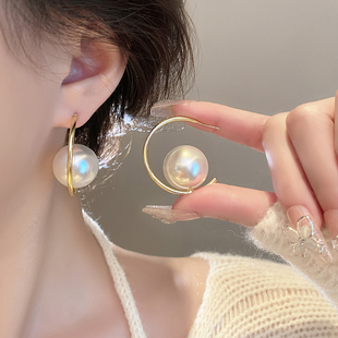 个性夸张大珍珠耳钉女耳环小众设计感高级感2023年新款银针耳饰