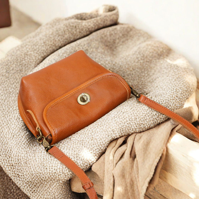 女士软皮迷你马鞍斜挎包港风通勤小包原创复古森系头层牛皮单肩包