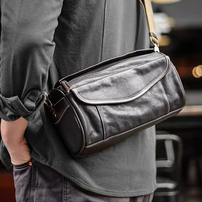 真皮男包植鞣牛皮便携包单肩斜挎包机车包个性邮差包外出男士小包