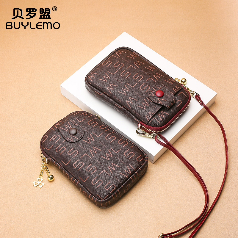 放手机的斜挎包女2020新款时尚百搭单肩包竖款零钱袋迷你小包包潮