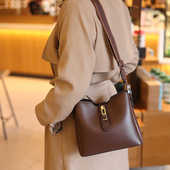 大容量休闲百搭手提斜挎包 品牌水桶包女2026新款 MUEKA 茉妮卡