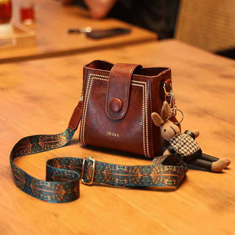 【MUEKA/茉妮卡】高级感复古包包女2026新款百搭斜挎包单肩水桶包