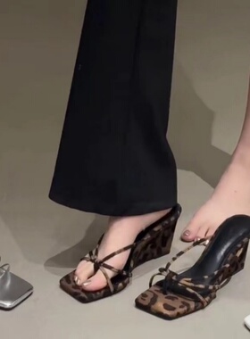 露趾坡跟夹脚人字拖鞋女鞋子外穿2025夏季高跟法式凉拖豹纹法凉鞋