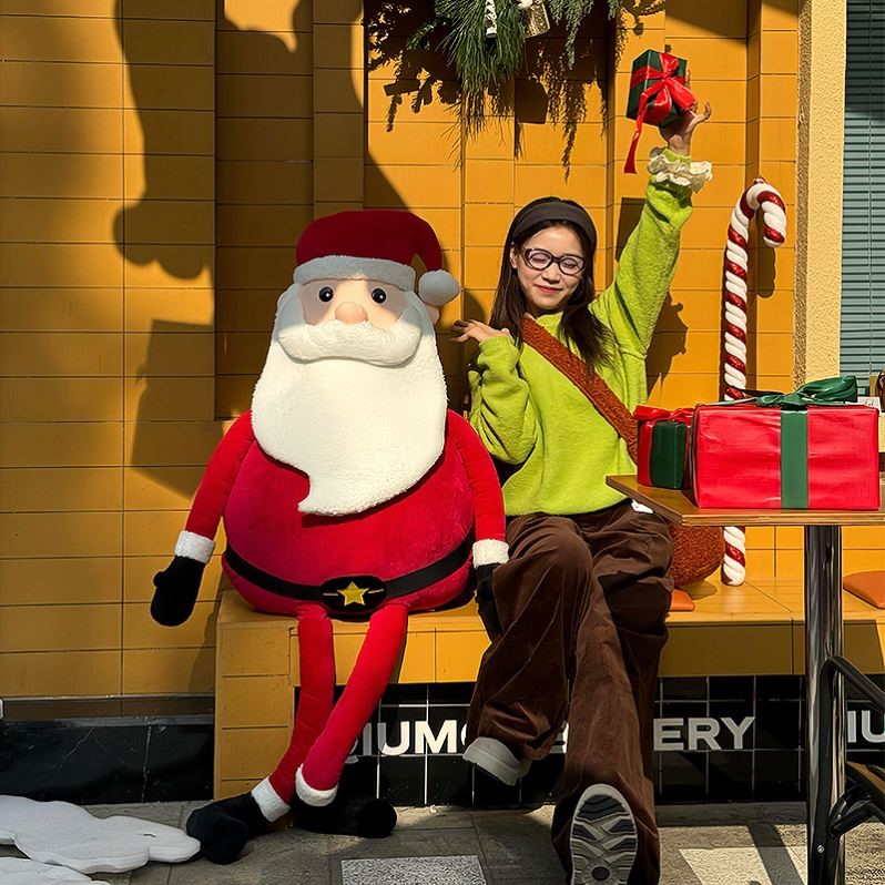 圣诞节圣诞老人毛绒玩具玩偶店铺橱窗装饰场景布置装饰品氛围感
