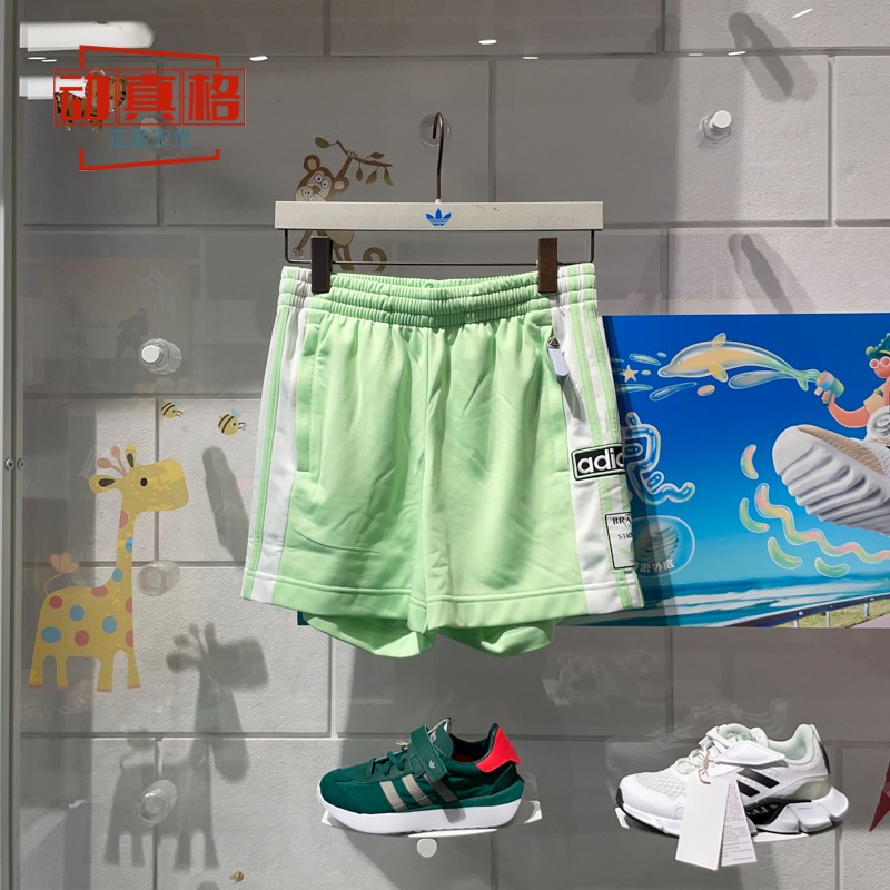 阿迪达斯三叶草女子多巴胺复古运动侧开排扣休闲短裤 IP0719 0718