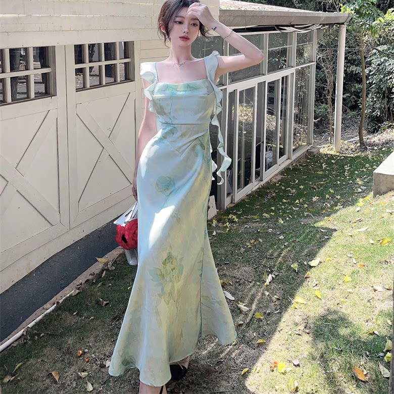 法式度假风缎面设计感荡领修身显瘦碎花吊带连体裙