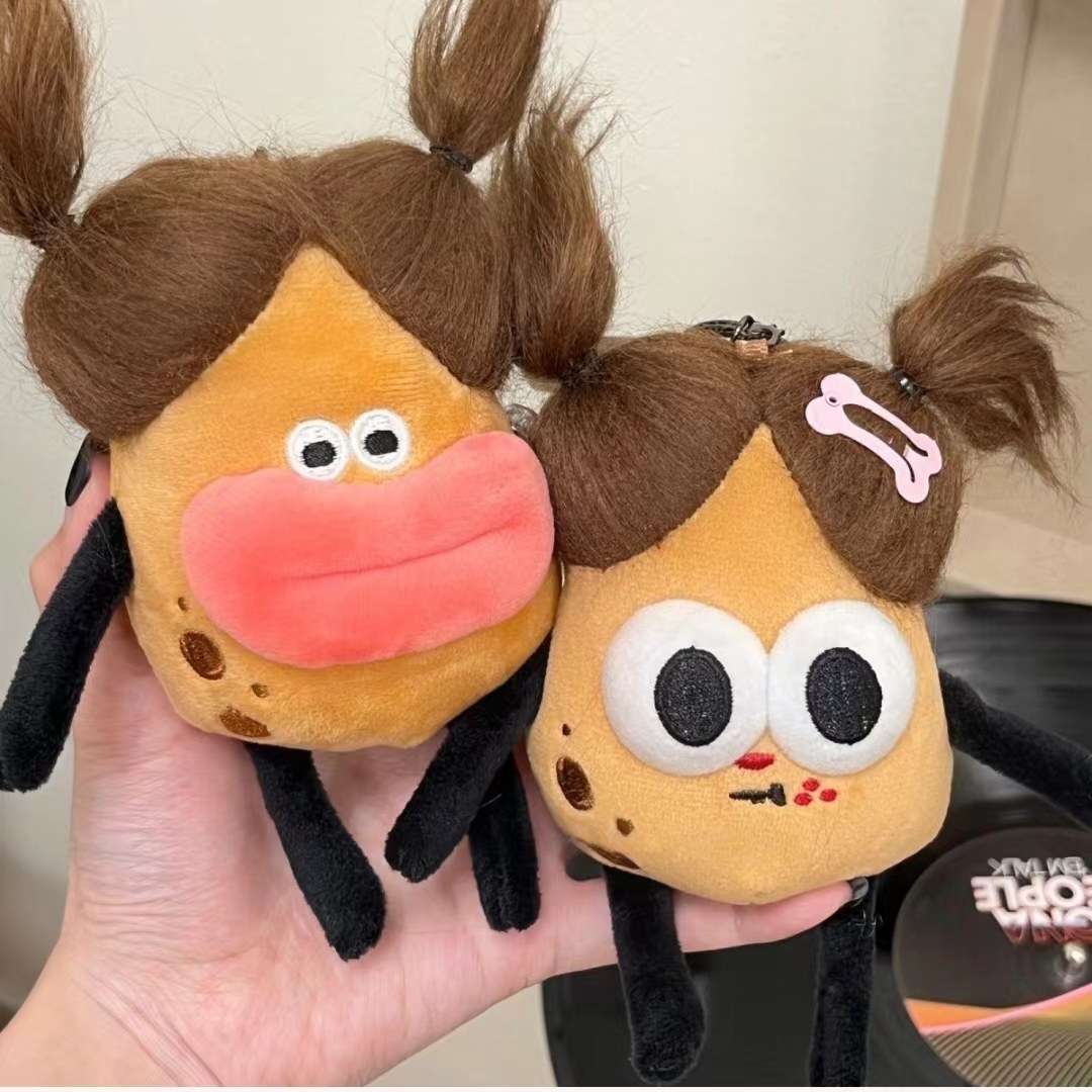 毛香肠嘴丑萌卡通辫子君锁包扣钥匙扣包包毛绒挂件搞怪创意礼物