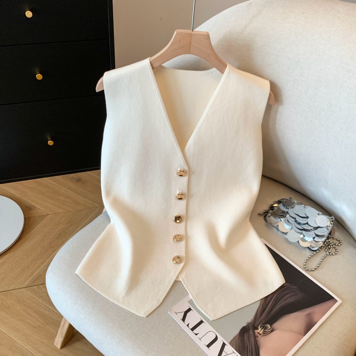 Jade Closet直营店推荐~美德拉甜美风金属扣洋气v领针织背心小衫