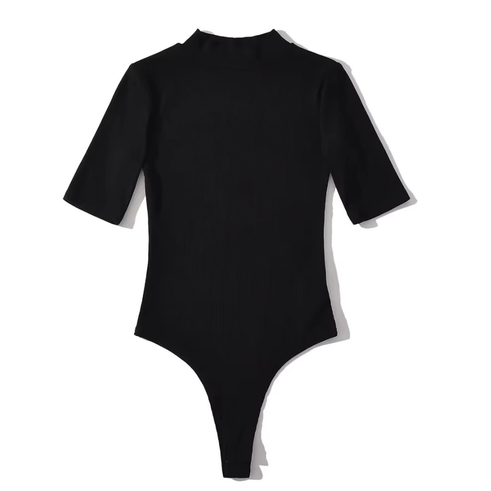 简约干练中袖弹力修身半高领T恤