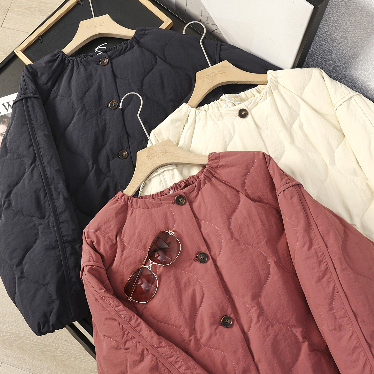 绗缝葫芦纹落肩袖收褶圆领羽绒服