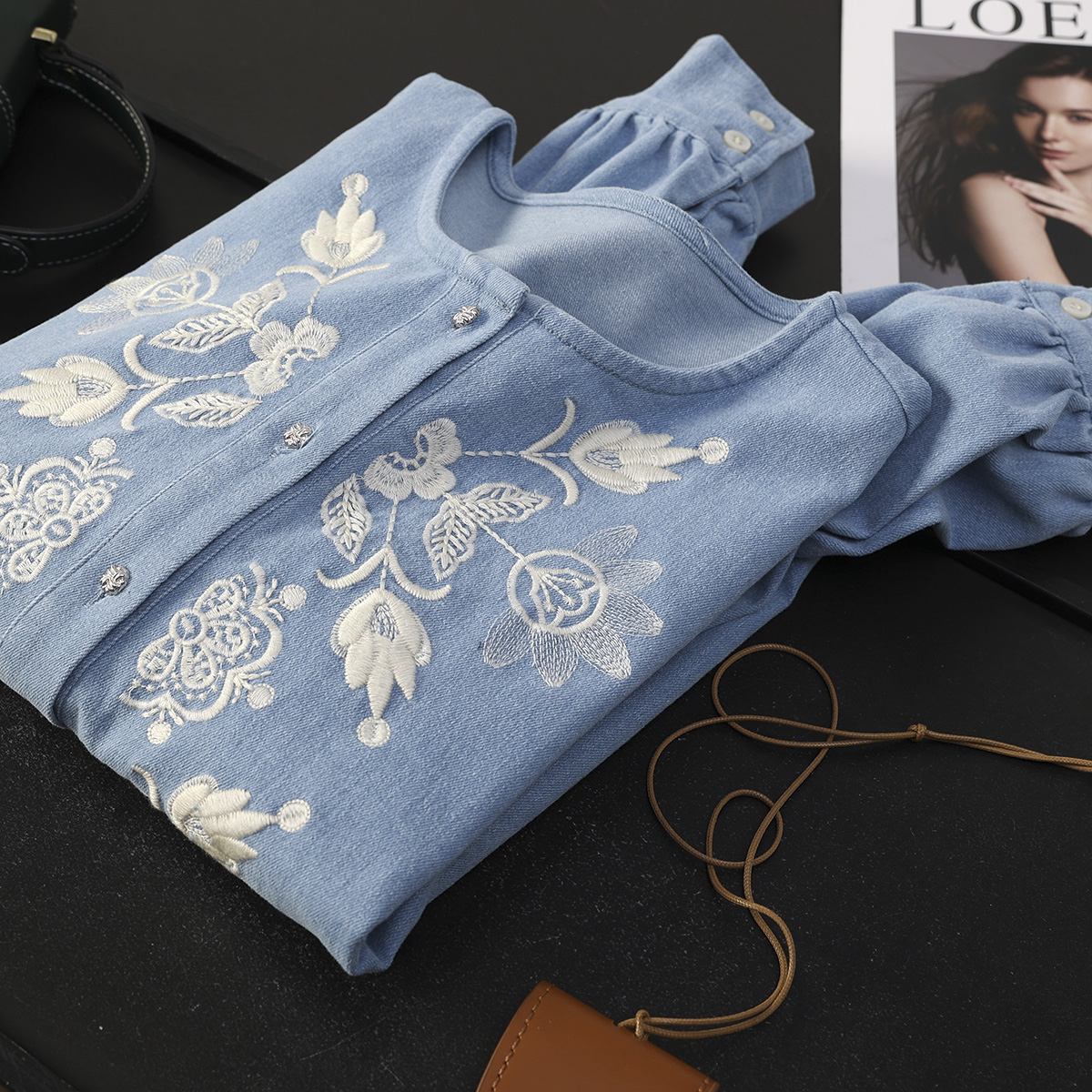 重工花朵刺绣圆领长袖牛仔衬衫女