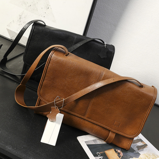 华子家 植鞣牛皮信使漫游包松弛感大容量通勤休闲邮差包女包45698