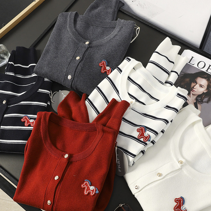 华子家 小马贴布刺绣休闲撞色条纹圆领针织开衫毛衣短外套女45839,女装/女士精品,毛针织衫,淘宝优惠券,粉丝福利购,淘宝优惠卷