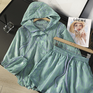 女44040 两件套装 华子家 扎染宽松连帽防晒外套松紧腰休闲运动短裤