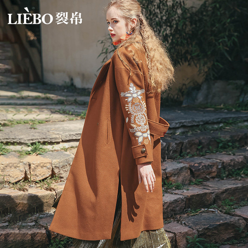 裂帛2020秋季新款翻领精美绣花烂漫插袋少女风袢带装饰毛呢外套女