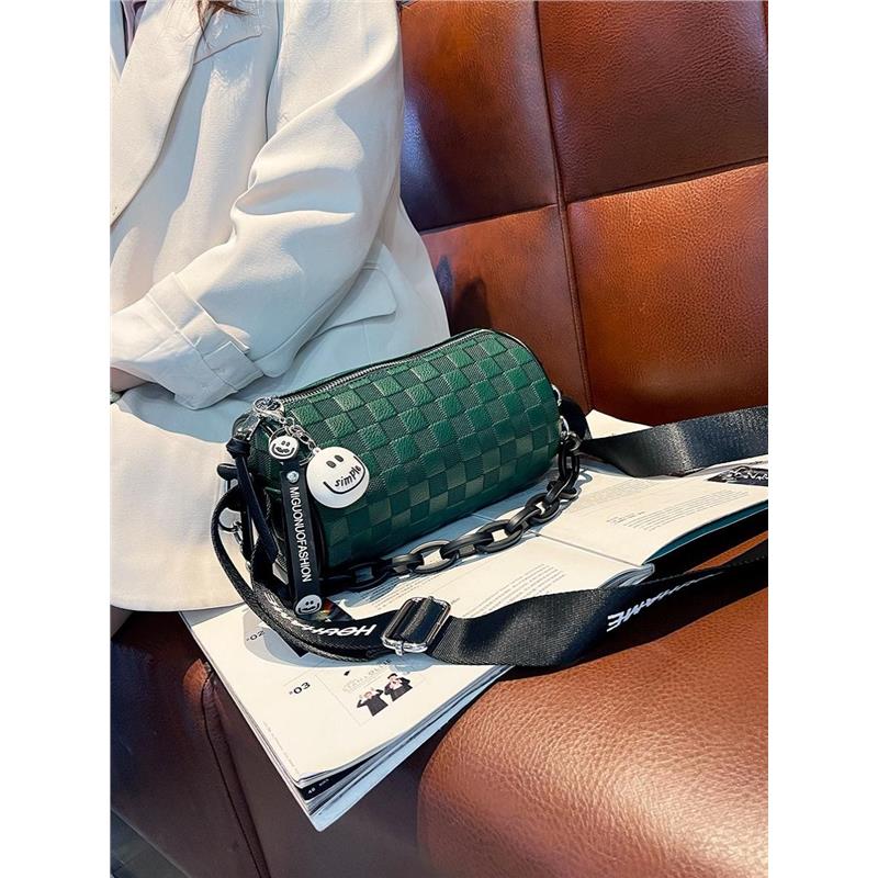 真皮水桶包女2025新款韩版小包绿色圆筒包轻便复古手机包牛皮包包