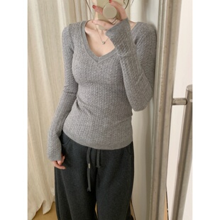 此外 修身刺绣V领针织衫上衣女2026春季新款弹力气质显瘦薄款毛衣