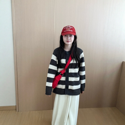 此外圆领宽条纹撞色中针织开衫