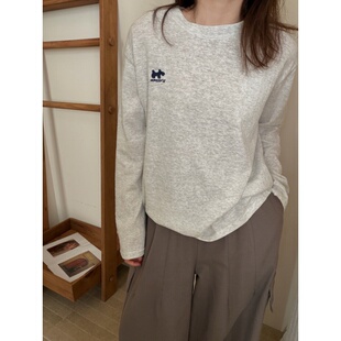 此外 简约净版小狗图案长袖T恤女2026春季新款宽松慵懒风打底小衫