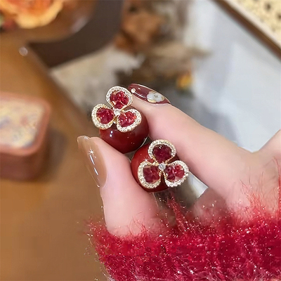 一款多戴红色珍珠碎钻三叶花耳钉