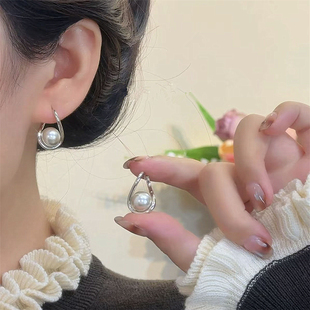 新款 925银针几何扭曲设计镂空珍珠水滴耳扣小众独特设计简约百搭