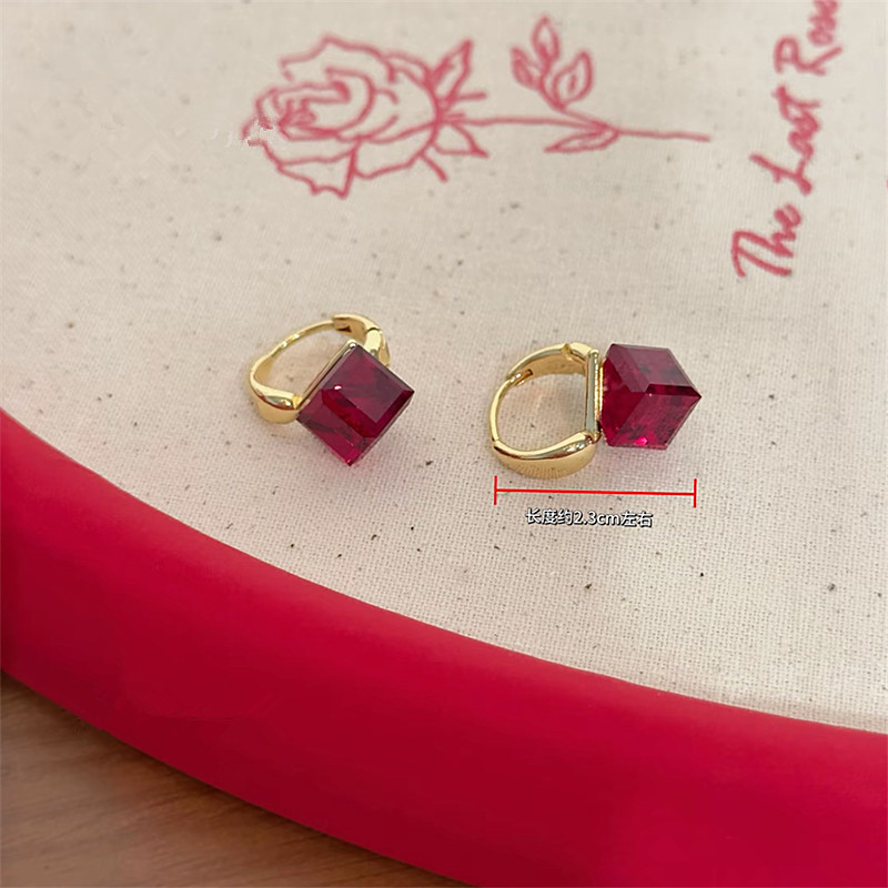 新款百搭单品酒红色立体切面锆石耳扣法式复古简约气质轻奢耳饰,饰品/流行首饰/时尚饰品新,耳环,淘宝优惠券,粉丝福利购,淘宝优惠卷