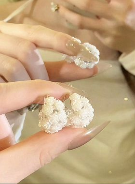 白色亚克力花绣球耳环