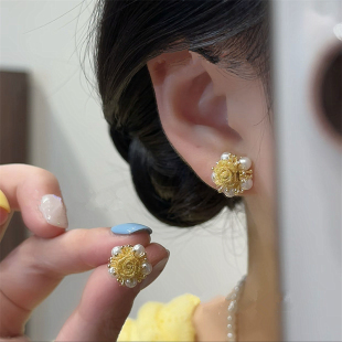 新款黄色玫瑰花珍珠耳钉小巧精致轻奢设计高级感日常通勤耳饰女