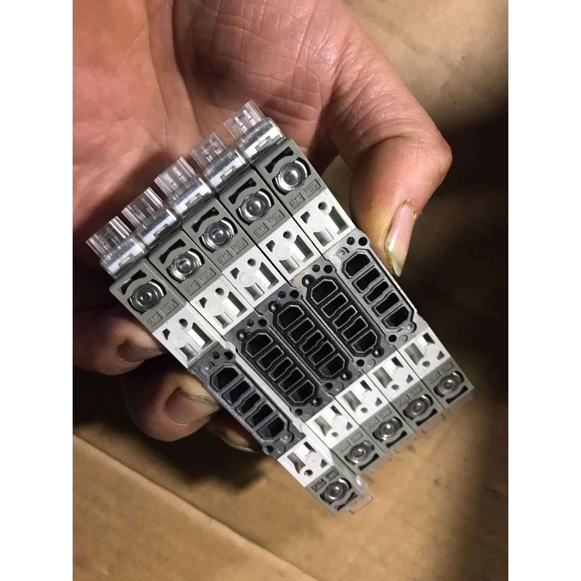 标价是空箱-VQZ1250B-5LB1电磁阀，拆机的，包好，成色如图，有议