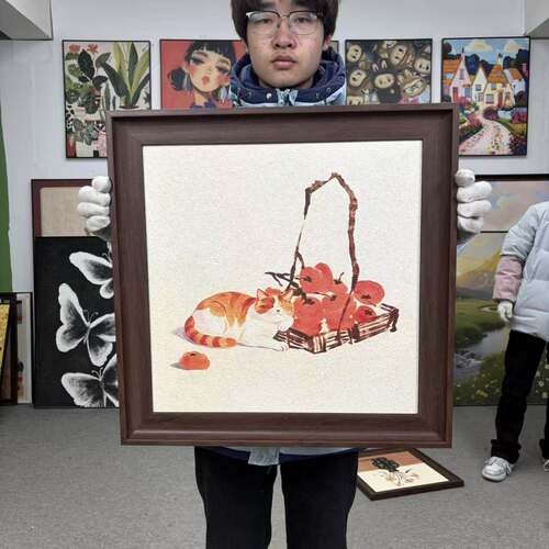 现代简约风格装饰画红色猫咪背景配棕色边框画面质感高级