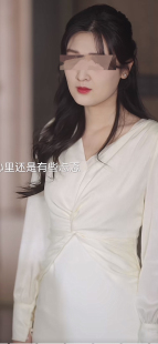 乔七月同款皱感亮丝缎面拼麻V领扭结收腰修身收腰显瘦连衣裙女
