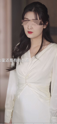 乔七月同款皱感亮丝缎面拼麻V领扭结收腰修身收腰显瘦连衣裙女