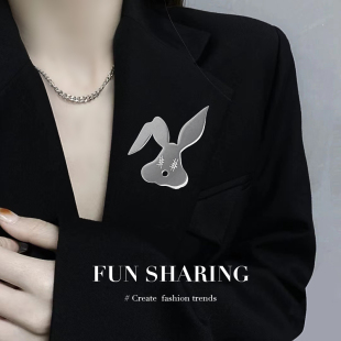 徽章大别针ins嘻哈配饰 兔子胸针女设计感小众原创钛钢不掉色个性