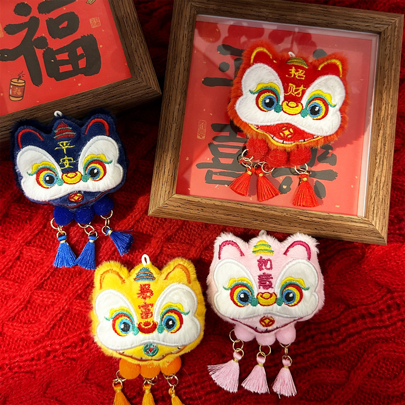 2026年新款毛绒醒狮胸针喜庆本命年衣服别针新年玩偶挂件装饰礼品