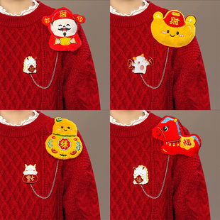 马年胸针可爱毛绒锦鲤财神新年装饰衣服别针2026新款吉祥物小礼品