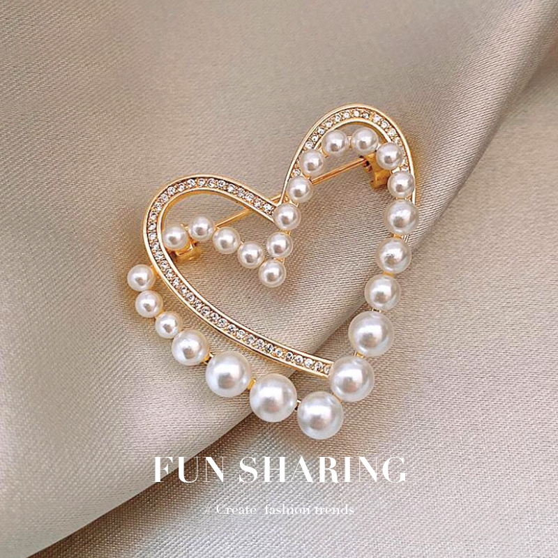 小香风珍珠爱心胸针高级感配饰品