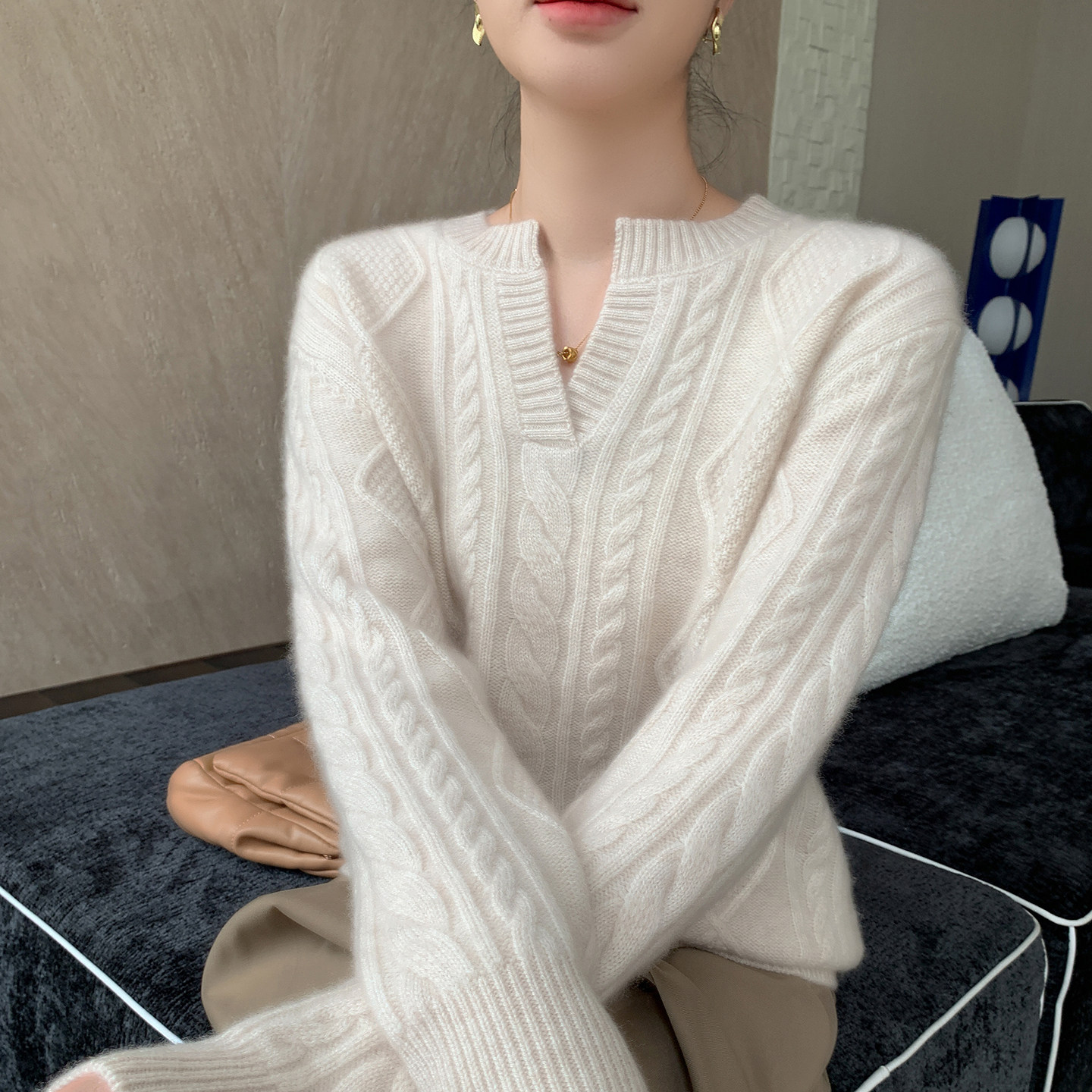 软糯V领绞花山羊绒加厚毛衣女