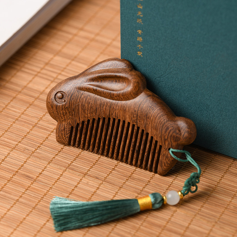 黑金檀宝宝抓周岁礼兔子生肖木梳刻字便携小巧可爱梳头周岁宴梳子