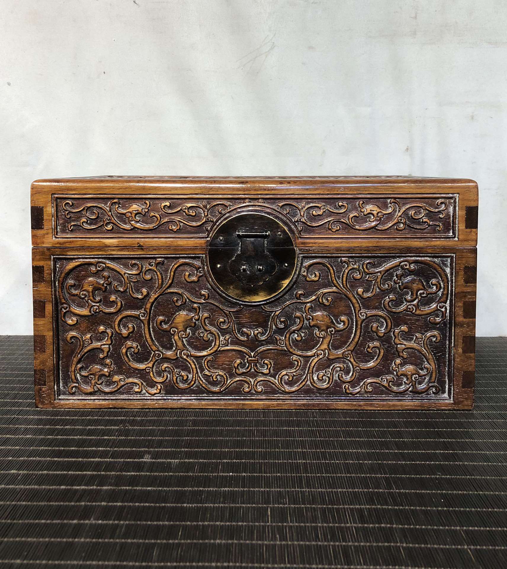 黄花梨盒子小箱子，满鬼脸牛毛纹榫峁结构，包浆醇厚长40厘米