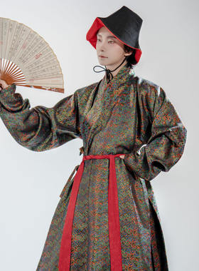 惜物国风明制五彩斑斓的黑长衫