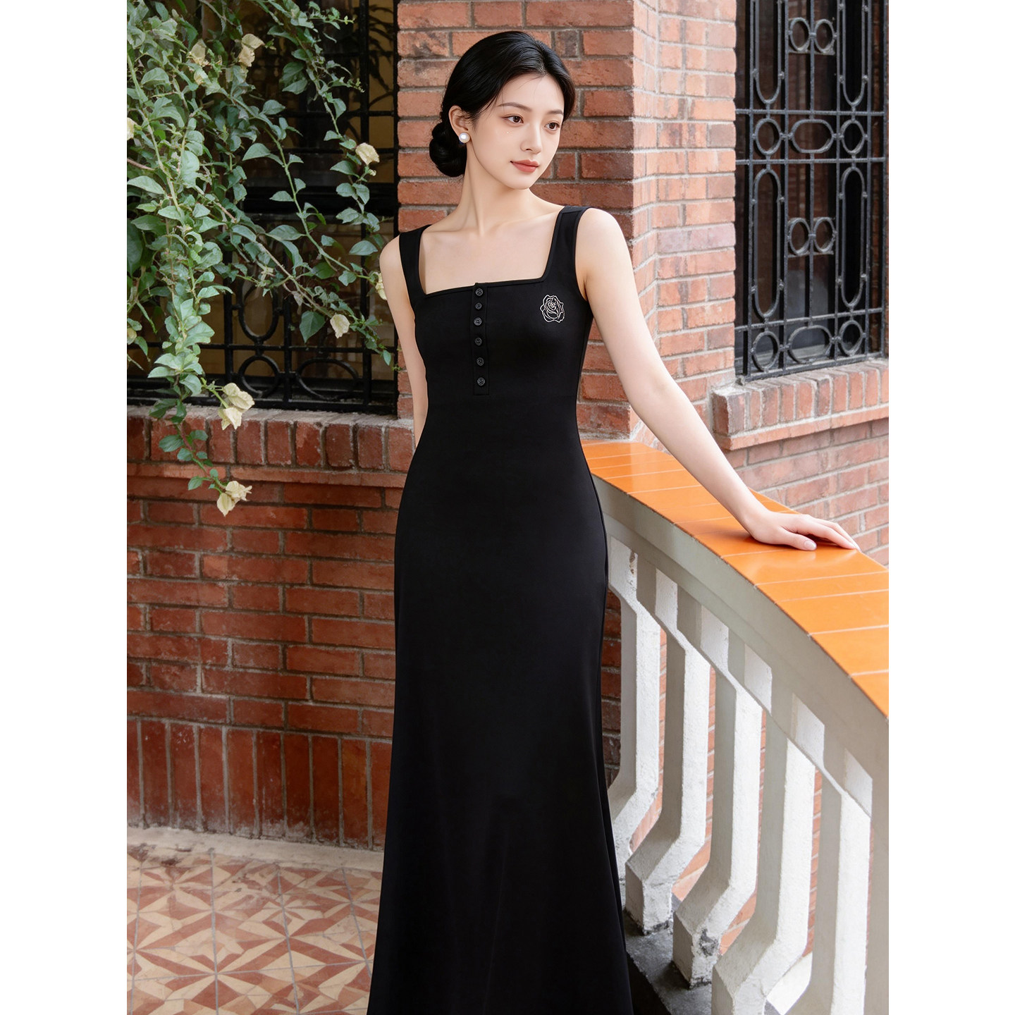 一朵｜春夏玫瑰刺绣法式针织连衣裙气质显瘦赫本港风背心方领吊带