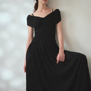 一字肩褶裥吊带露肩连衣裙 纯色温柔气质显瘦长裙 法式