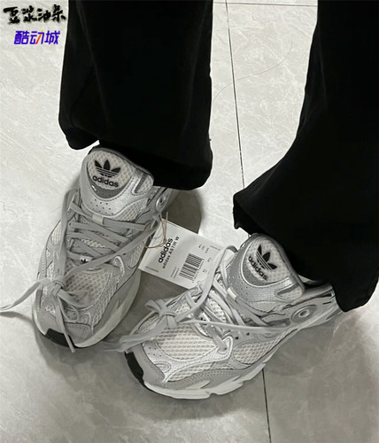 阿迪达斯银灰女子跑步鞋休闲款