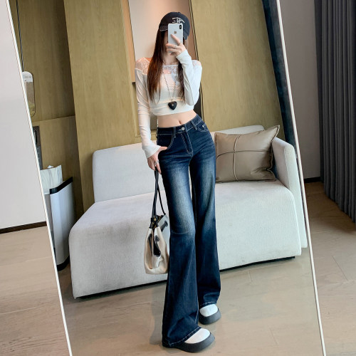 深蓝色不贴腿微喇牛仔裤女