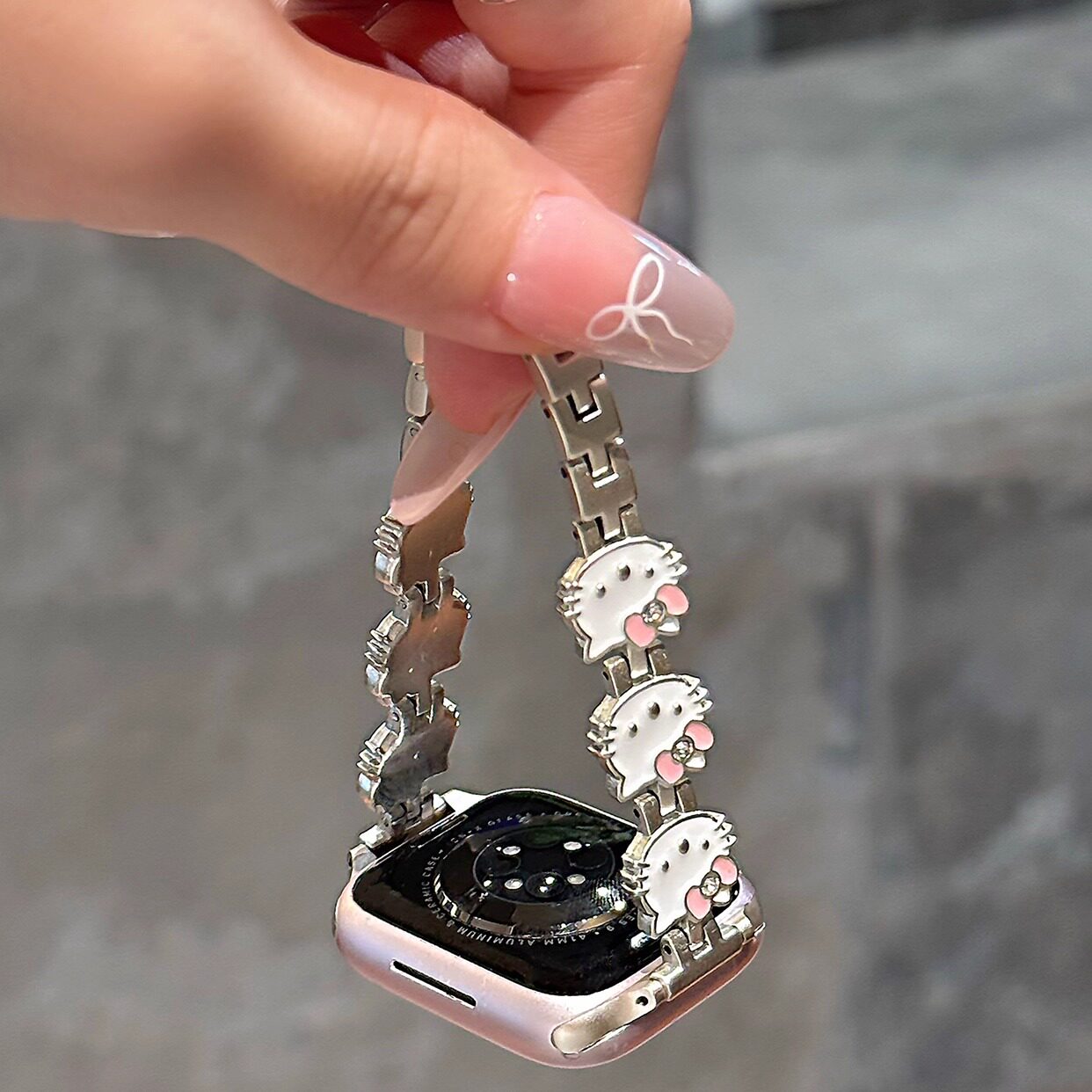 适用苹果手表iwatch新款s11表带可爱KT细款watch9se手链金属表带